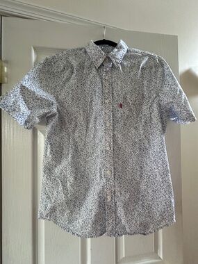 Levi's Men's Short Sleeve Button-Up Shirt in White/Blue